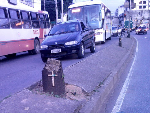 Cruzes nas árvores da Av. Antônio Carlos Cruzes nas árvores da Av. Antônio Carlos